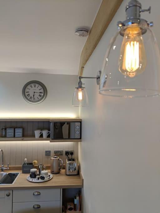 Barley - Cosy Stylish Apartment - Easy Access To Bath And Many Nearby Attractions Box  Екстериор снимка